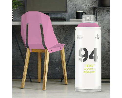 Sprühdose mit lackiertem Stuhl im Hintergrund
