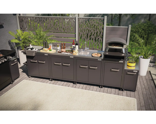 Außenküche mit Grill, Spüle und Pizzaofen auf einer Terrasse