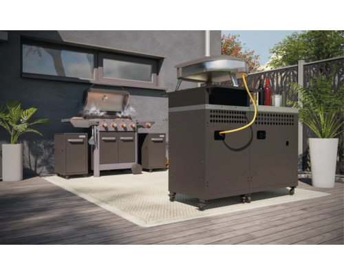 Außenansicht mit Gasgrill, Pizzaofen und Pflanzgefäßen auf einer Terrasse