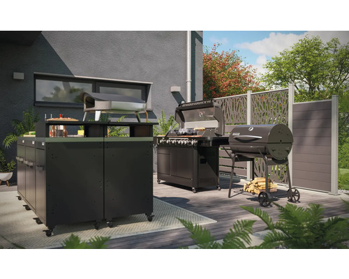 Außenküchenszene mit Grillwagen, Gasgrill und Sichtschutzzaun auf einer Terrasse.