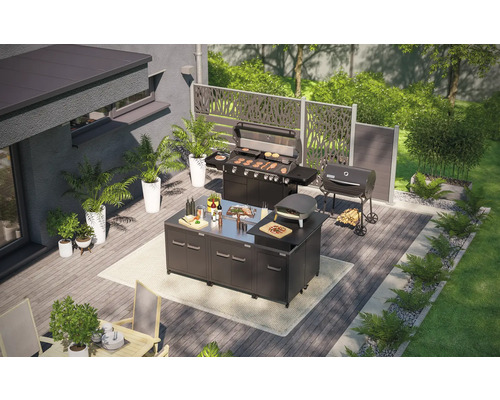 Terrasse mit Grillküche, Gasgrill, Holzkohlegrill und Pizzaofen auf einem Gartengrundstück.