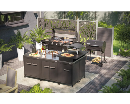 Außenküche mit Grill, Pizzaofen und Arbeitsfläche im Garten