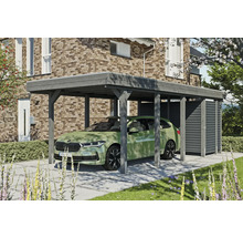 Holzcarport mit Geräteraum neben einem Haus mit Ziegelmauerwerk und einem grünen Auto
