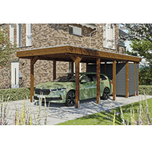 Holzcarport mit Geräteraum und geparktem Auto vor Wohnhaus
