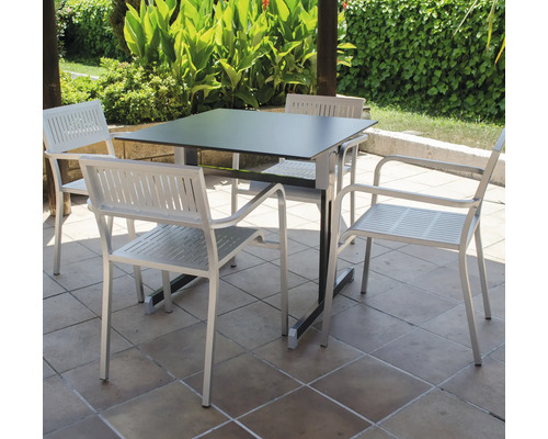 Gartensitzgruppe mit Tisch und Stühlen auf einer Terrasse
