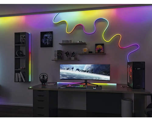 Spielzimmer mit Schreibtisch, Computer, Regalen und LED Beleuchtung