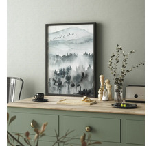 Gerahmtes Bild mit Aquarellmotiv einer Berglandschaft auf einem Tisch
