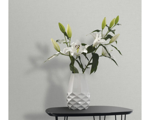 Vase mit Lilien auf einem Tisch