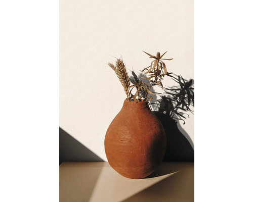 Keramikvase mit Trockenblumen auf Tisch