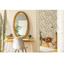 Helles Interieur mit ovalem Spiegel, Schreibtisch und floraler Tapete