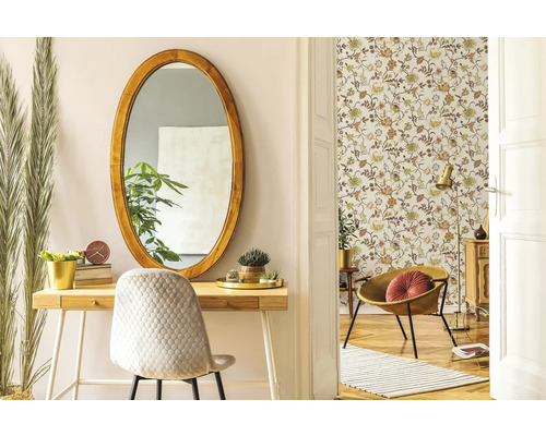 Helles Interieur mit ovalem Spiegel, Schreibtisch und floraler Tapete
