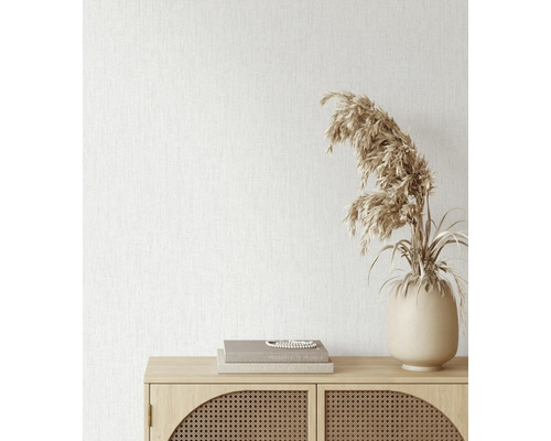 Dekoratives Stillleben mit Vase, Schilfgras und Holzkommode