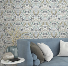 Dekorative Tapete mit Vogel- und Pflanzenmuster im Wohnzimmer über einem Sofa
