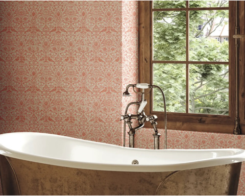 Badezimmer mit freistehender Badewanne, Armatur und floraler Tapete