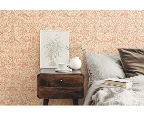 Schlafzimmer mit gemusterter Tapete, Nachttisch und Bett
