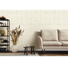 Wohnzimmer mit Couch und gemusterter Tapete