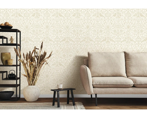 Wohnzimmer mit Couch und gemusterter Tapete