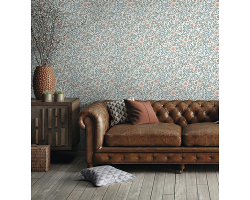 Wohnzimmer mit floral gemusterter Tapete, Ledersofa und Holzmöbeln für ein gemütliches Ambiente