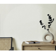Heller Raum mit Kommode, Vase mit Pflanzen, Notizbüchern und Stuhl
