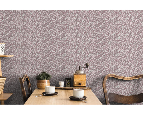 Wohnraum mit floral gemusterter Tapete und Holzesstisch