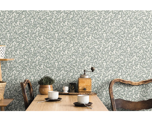 Wohnraum mit gemusterter Tapete mit Blättern und Holztisch