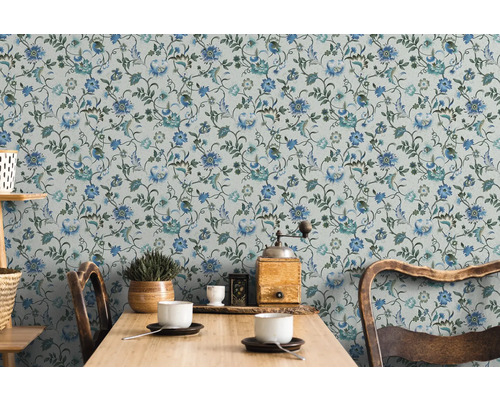 Szene mit einer Wandtapete mit Blumenmuster in einem Esszimmer.