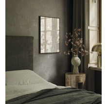 Schlafzimmer mit Bett, Nachttisch und gerahmtem Bild an der Wand