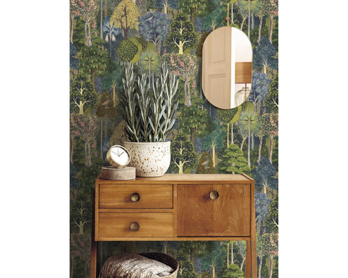 Einrichtungsgegenstände vor einer Wandtapete mit Waldmotiv.