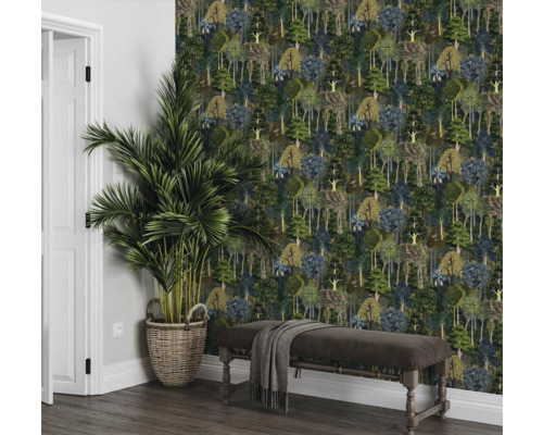 Raumansicht mit einer Waldtapete, einem Zimmergewächs in einem Korb und einer Bank mit einer Decke.