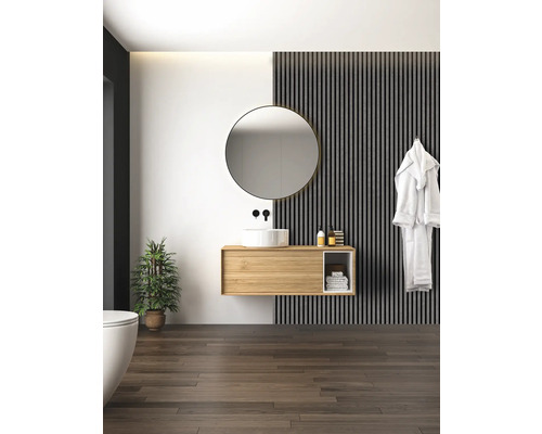 Modernes Badezimmer mit Waschtisch, Spiegel und Dekorationen