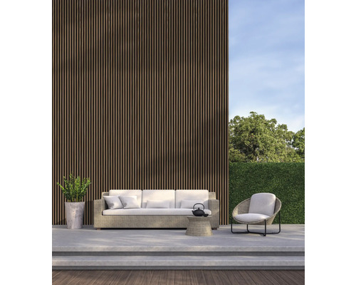 Außenbereich mit Sofa, Sessel, Tisch und vertikaler Holzverkleidung an der Wand