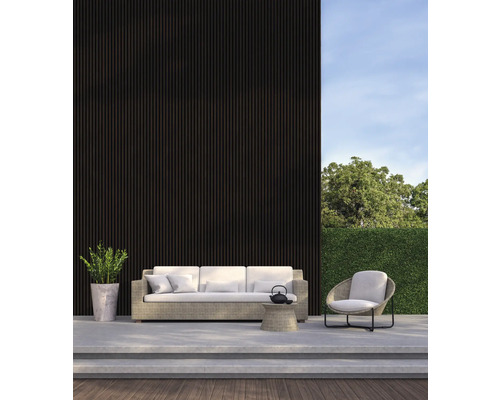 Außenbereich mit Gartenmöbeln wie Sofa, Sessel und Beistelltisch auf einer Terrasse