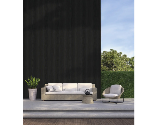 Terrasse mit Sitzgruppe, bestehend aus Sofa, Sessel und kleinem Tisch vor einer schwarzen Wand