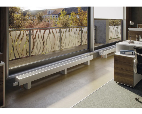 Modern eingerichtetes Arbeitszimmer mit Heizkörper unter dem Fenster zum Balkon