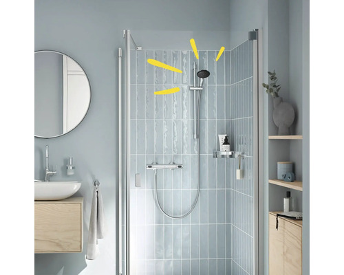 Modernes Badezimmer mit Duschkabine, Waschtisch und Spiegel