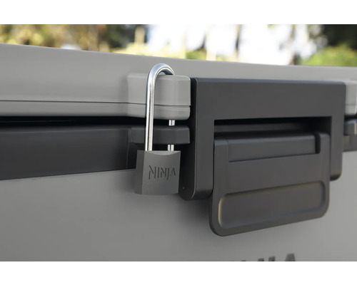 Ninja Vorhängeschloss an einer Aufbewahrungsbox