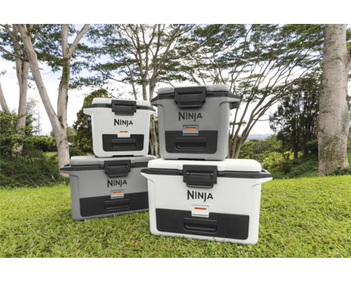 Stapel von Ninja Kühlboxen im Außenbereich