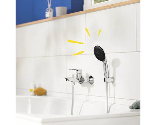 Aufputz Badewannenarmatur mit Handbrause im Badezimmer