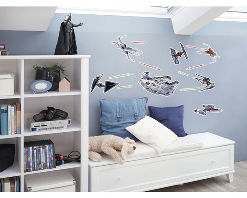 Kinderzimmer mit Star Wars Wandtattoos von Raumschiffen und Darth Vader Figur auf einem Regal.