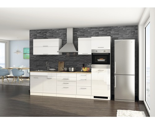 Moderne Küche mit weißen Schränken, Dunstabzugshaube und Edelstahlkühlschrank