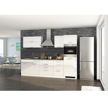 Moderne Küche mit weißen Schränken, Dunstabzugshaube und Edelstahlkühlschrank