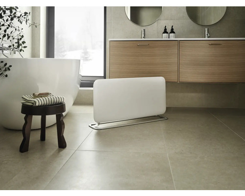 Modernes Badezimmer mit Badewanne, Waschtisch und Flächenheizkörper