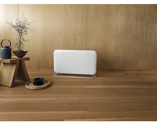 Raumansicht mit Heizkörper, Beistelltisch und Dekoration