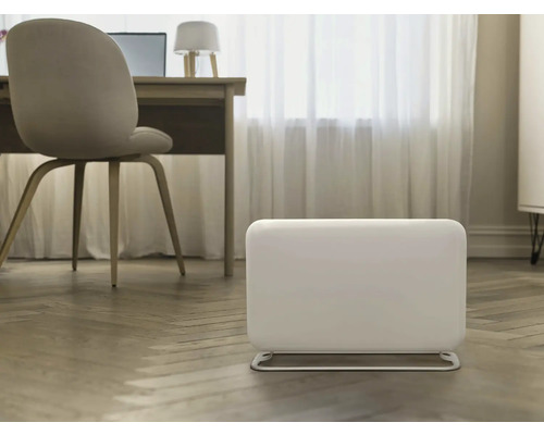 Weiße Infrarotheizung auf Parkettboden vor Schreibtisch