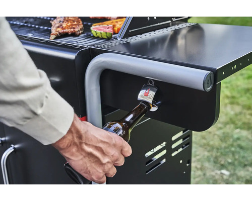 Grill mit Flaschenöffner im Einsatz