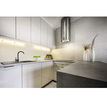 Moderne Küche mit Spüle, Armatur, Dunstabzugshaube und Küchenschränken in hellen Farben.