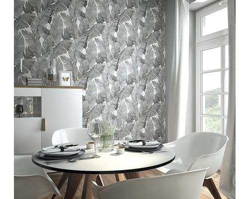 Esszimmer mit Esstisch und Blättertapete