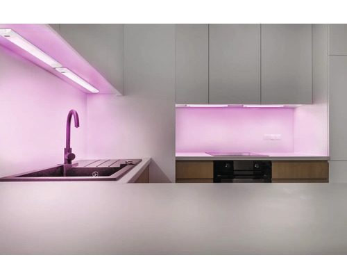 Küchenszene mit Spüle, Armatur und Unterschrankbeleuchtung