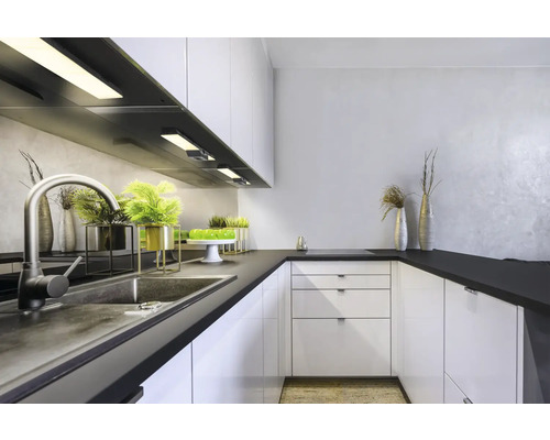 Helle Küche mit Spüle, Armatur, Arbeitsplatte und weißen Schränken.