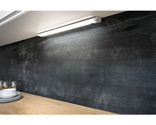 Küchenszene mit Unterbauleuchte und Geschirr auf einer Arbeitsplatte